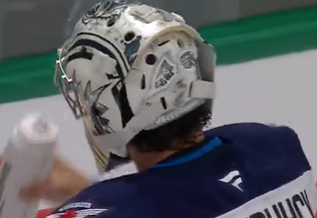 Séries en bref : Connor Hellebuyck accorde encore cinq buts dans un match de séries
