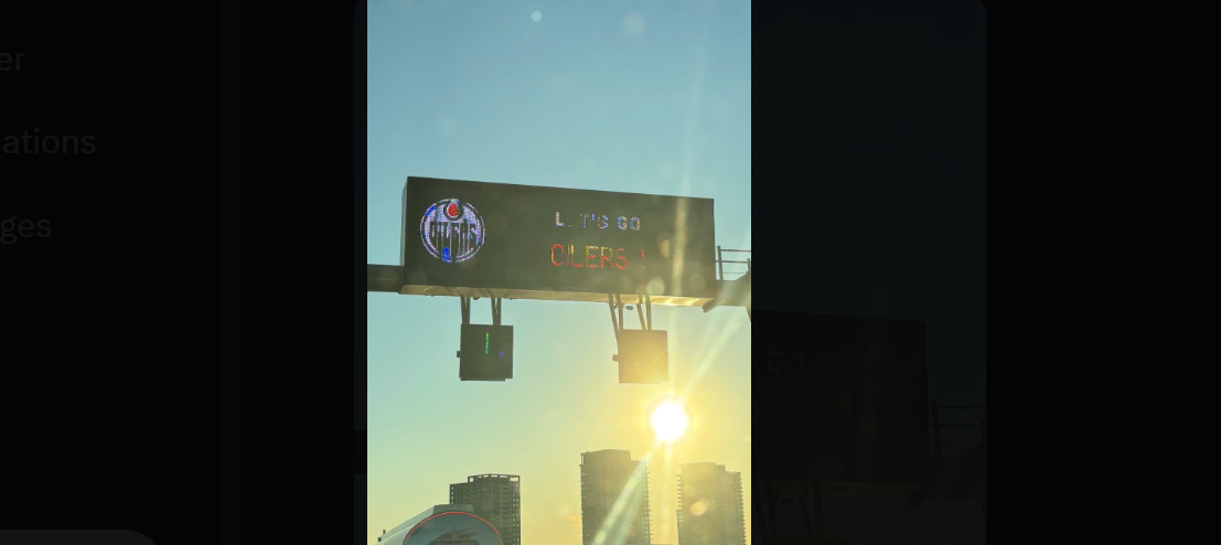 « Let's go Oilers » sur un panneau publicitaire sur le pont Champlain