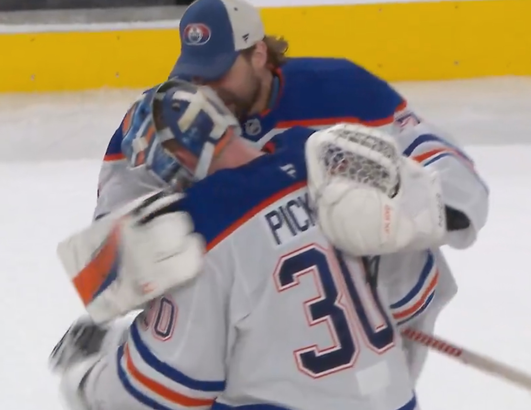 Séries en bref : Calvin Pickard est toujours invaincu en séries