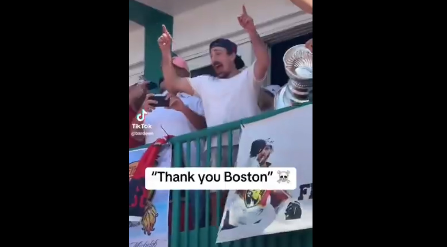 Marchand, sur le party, chante « Merci Boston! » avec les partisans des Panthers