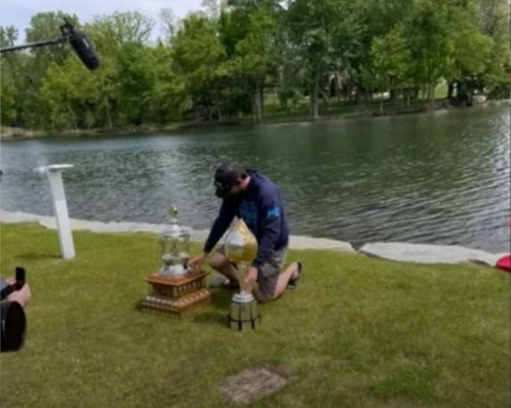 Trophées Hart et Vezina : Connor Hellebuyck accidentellement dévoilé comme gagnant?