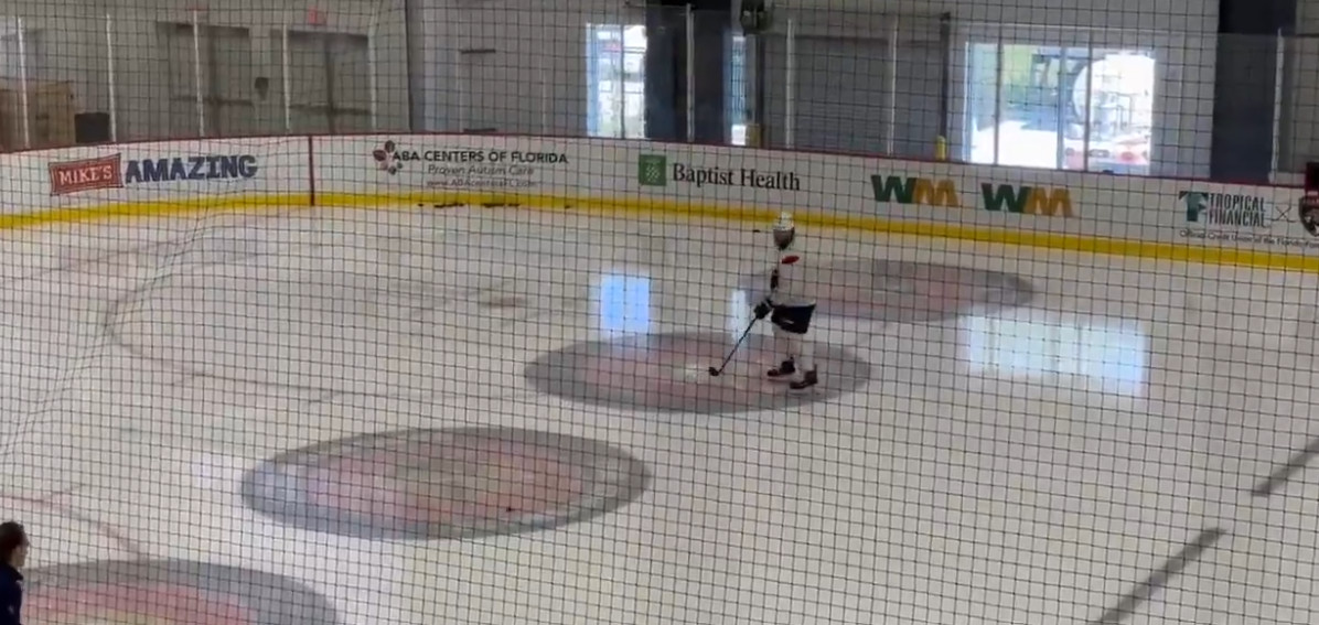 Pratique : quand Carter Verhaeghe empêche les Oilers de s'entraîner à leur façon