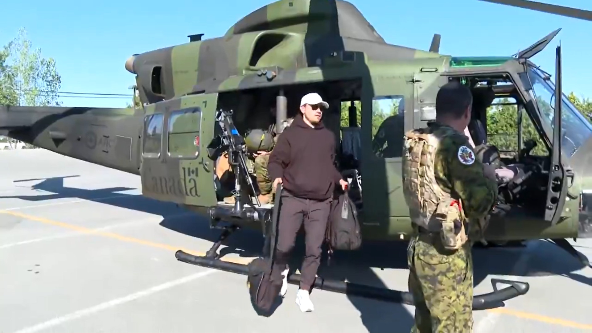 Nick Suzuki est arrivé à son tournoi de golf en hélicoptère ce matin