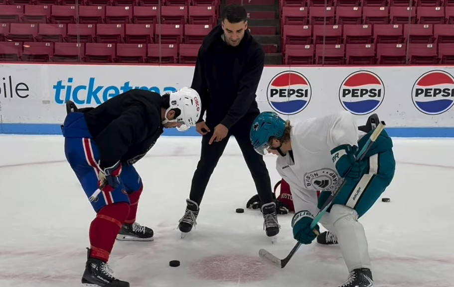 Alex Newhook et Will Smith pratiquent leurs mises au jeu avec Patrice Bergeron