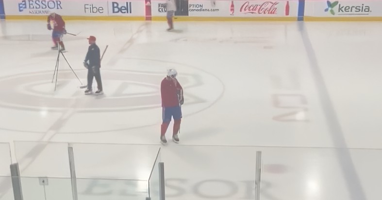Kirby Dach a sauté sur la glace à Brossard ce matin