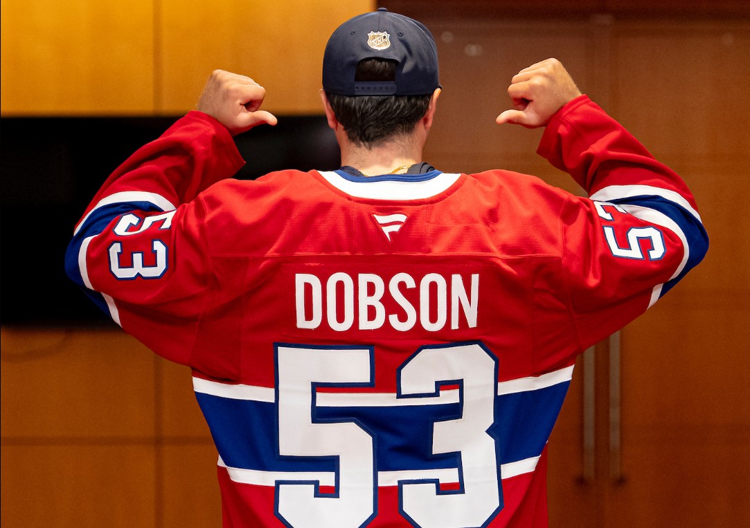 En images : la première visite de Noah Dobson dans le vestiaire du Canadien
