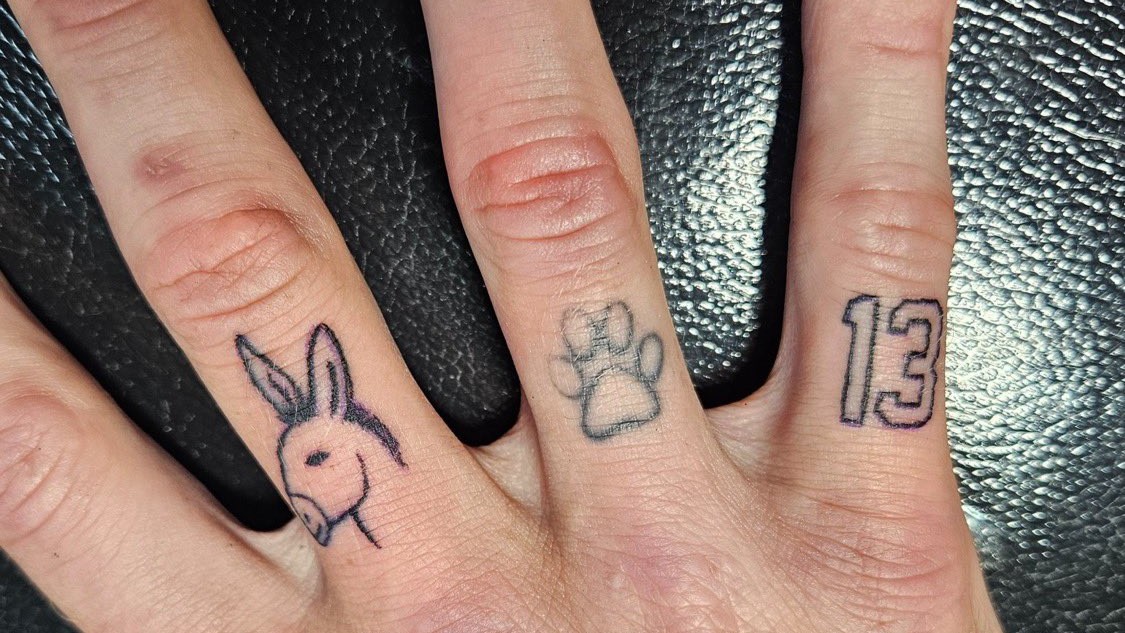 Un tatouage « #13 » en honneur de Johnny Gaudreau pour Elvis Merzlikins