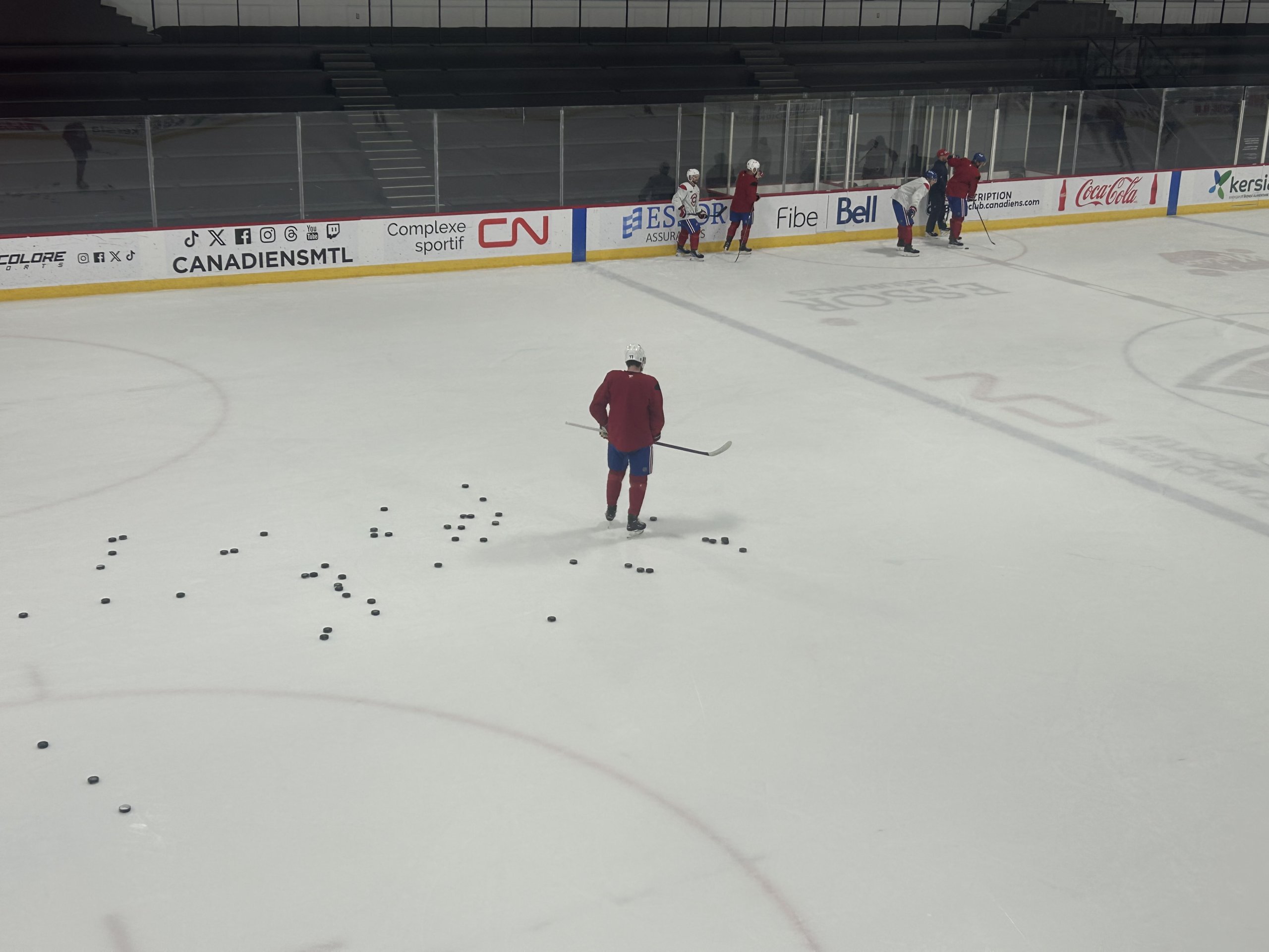 Kirby Dach est intense à l'entraînement de ce matin