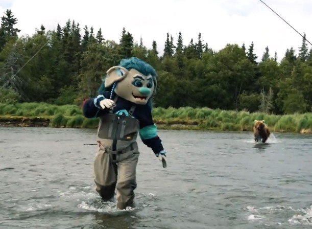 Scène folle en Alaska : un grizzly fonce sur la mascotte et un attaquant du Kraken