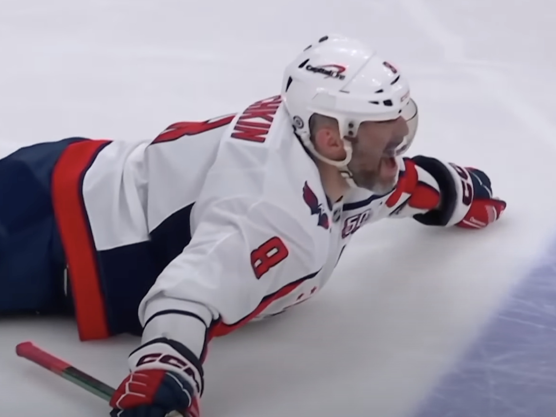 Célébration du 895e but : Alex Ovechkin a trébuché