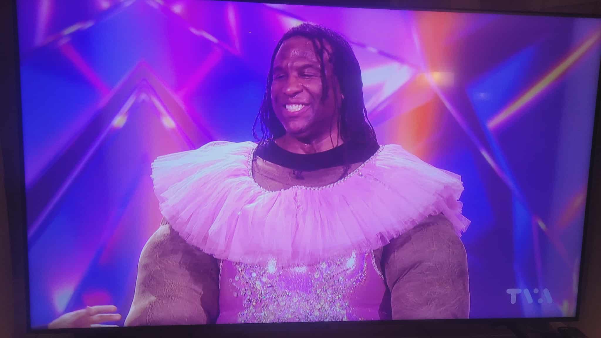 Chanteurs masqués : Georges Laraque chante en étant déguisé en hippopotame