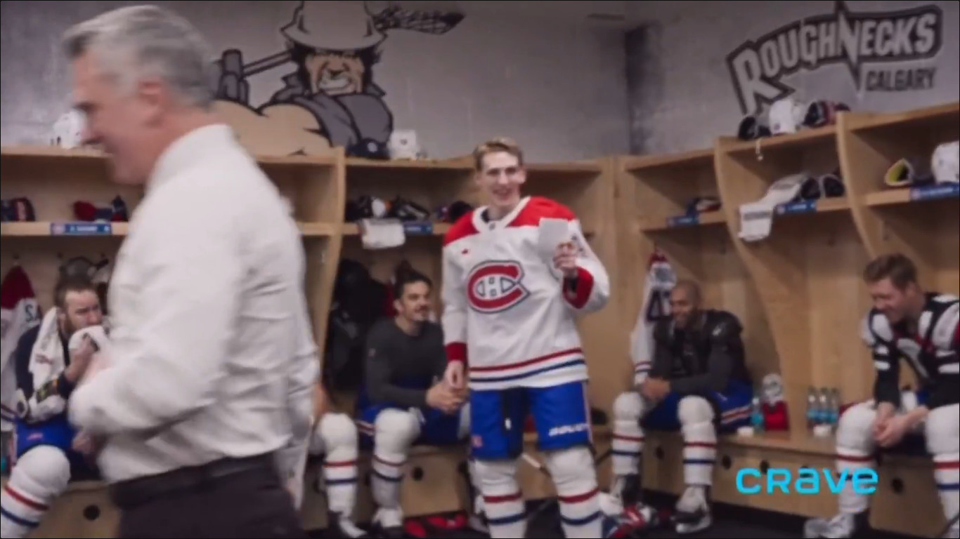 Lane Hutson qui motive ses coéquipiers avant une rencontre : c'est beau à voir