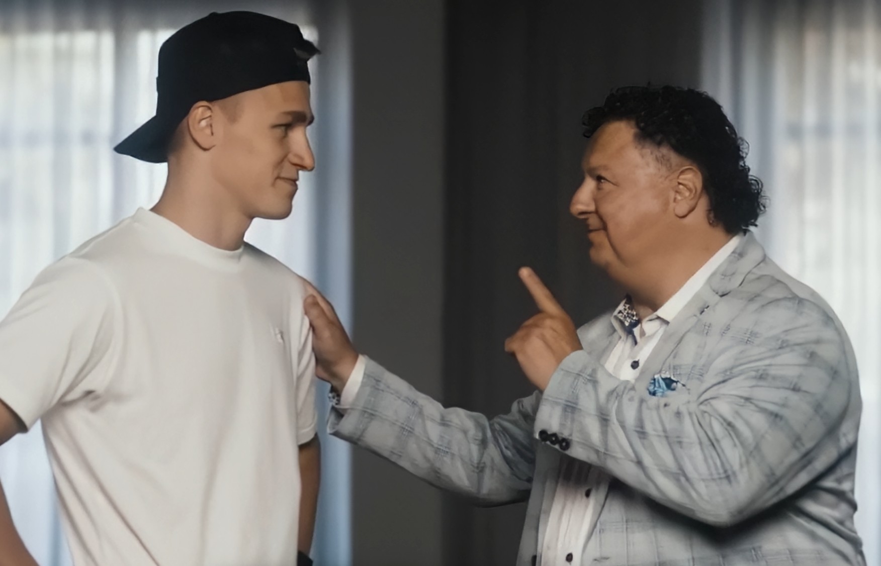 « C'est chez nous » : Ivan Demidov parle en français dans une publicité avec Tony Marinaro