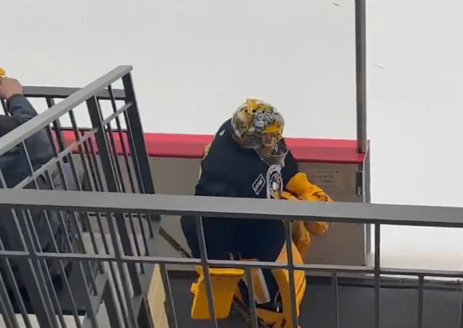 Entraînement : Marc-André Fleury ressort ses jambières jaunes (et vole un but à Sidney Crosby)