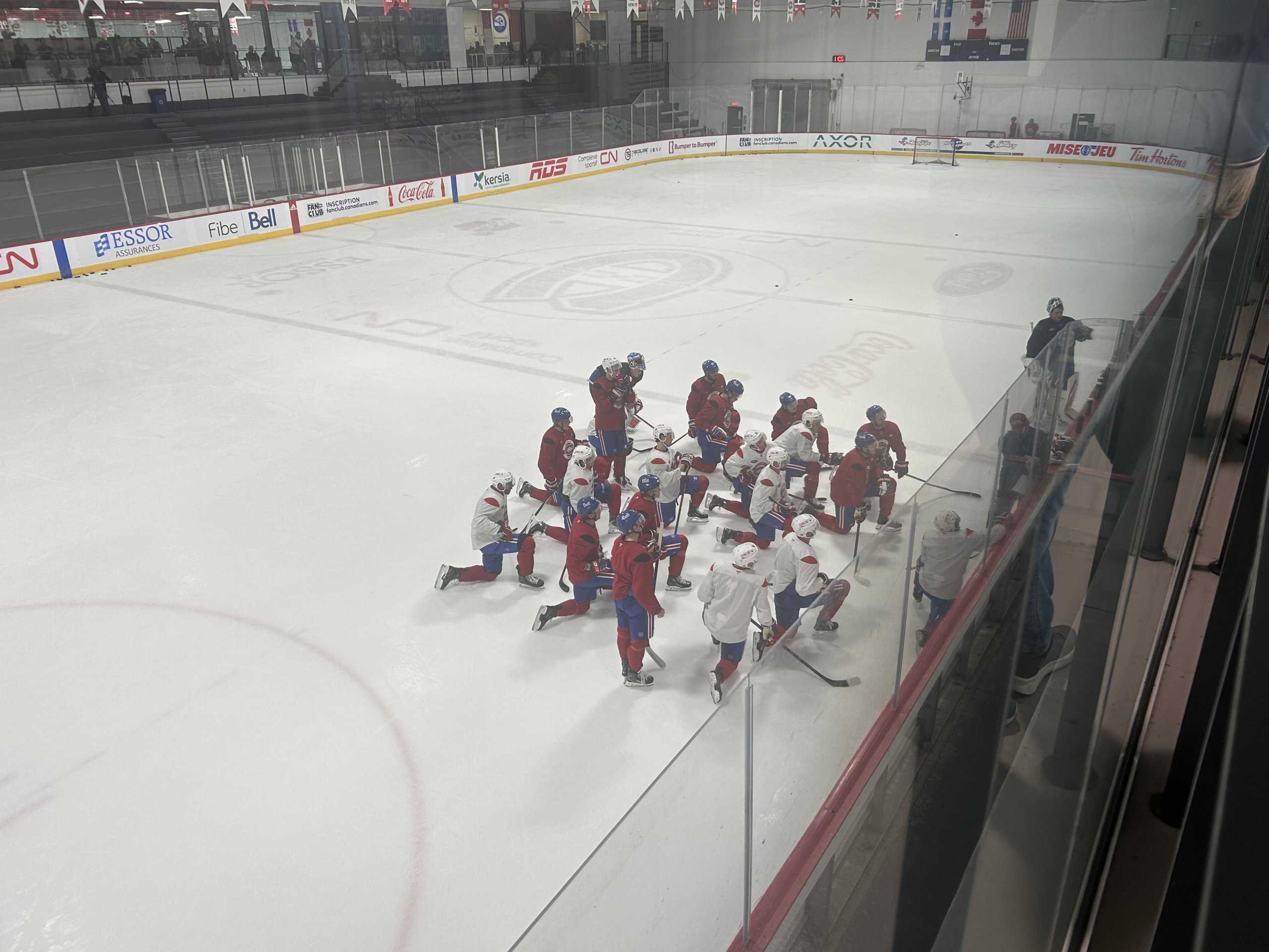 Entraînement : tous les joueurs (sauf Nick Suzuki) sont en ville