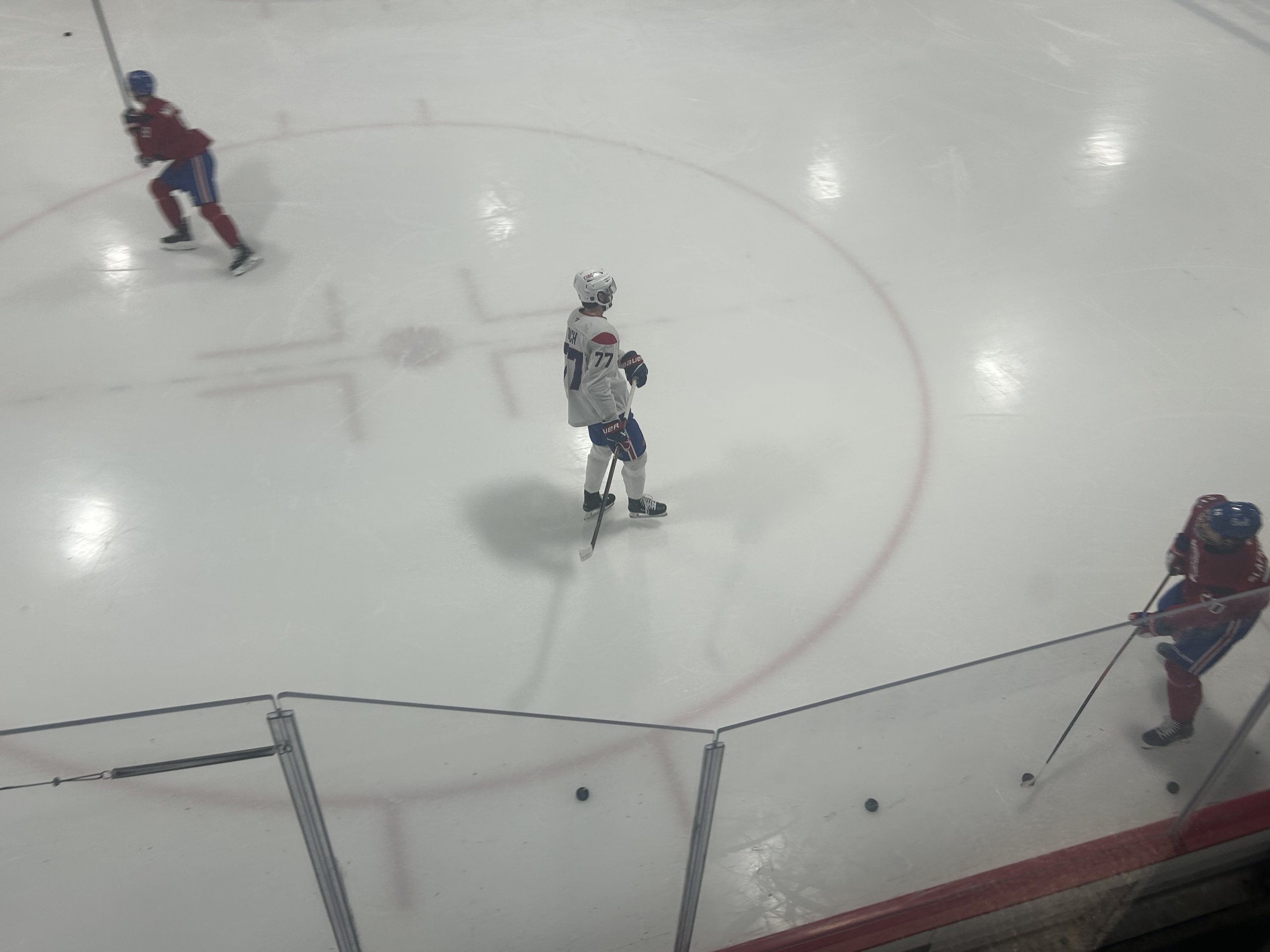 On passe à la prochaine étape du camp : Kirby Dach en action ce soir