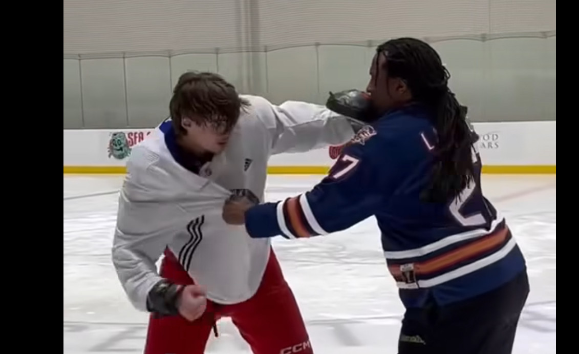 Images : Georges Laraque aide Matt Rempe à mieux se battre