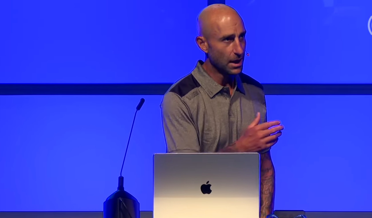 Violence conjugale : Mitch Love suspendu pour la saison par la LNH