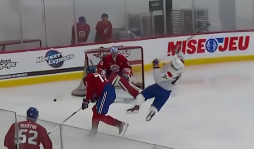 Match intra-équipe : une collision épeurante entre Kirby Dach et Arber Xhekaj