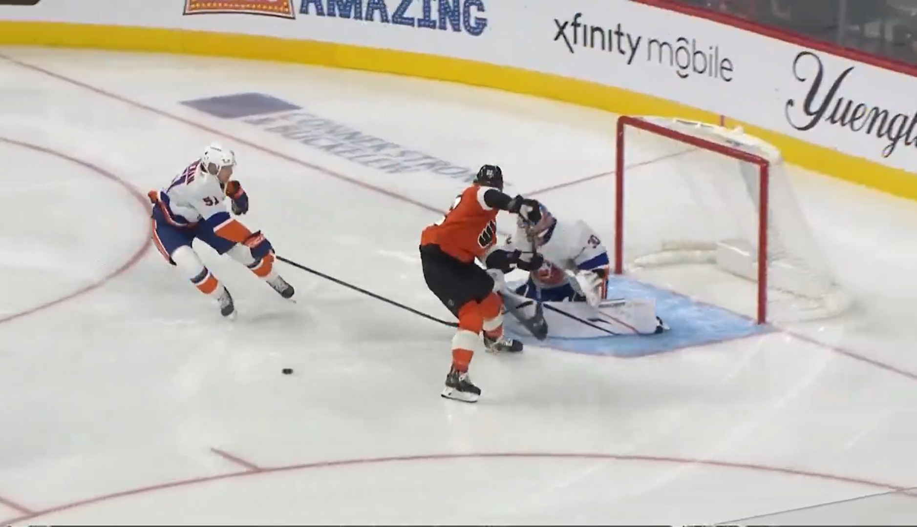 Flyers : Christian Dvorak s'entraîne à l'aile du premier trio (avec Matvei Michkov)