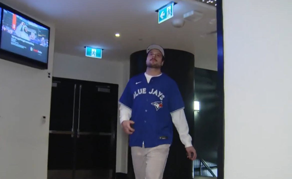 Au tour d&#039;Auston Matthews de porter le chandail de Vladimir Guerrero Jr.