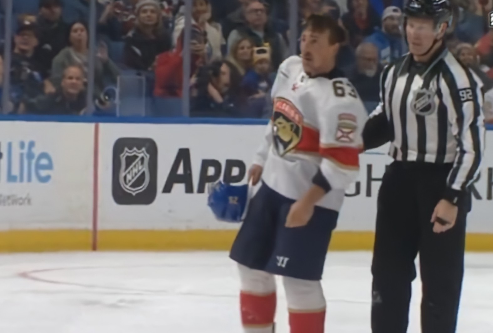 VIDÉO : Brad Marchand vole et détruit le casque de Rasmus Dahlin