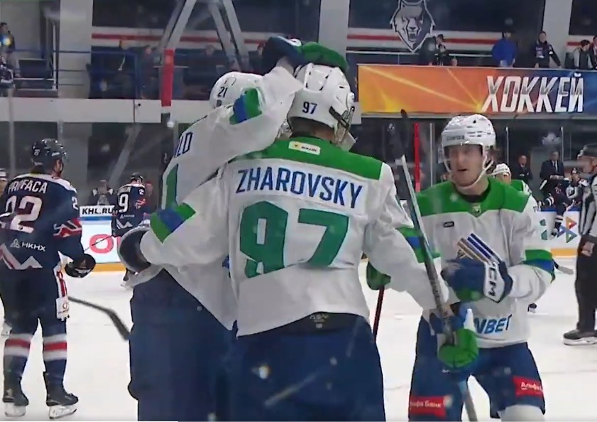 Alexander Zharovsky roule au même rythme qu&#039;Ivan Demidov à ses débuts dans la KHL