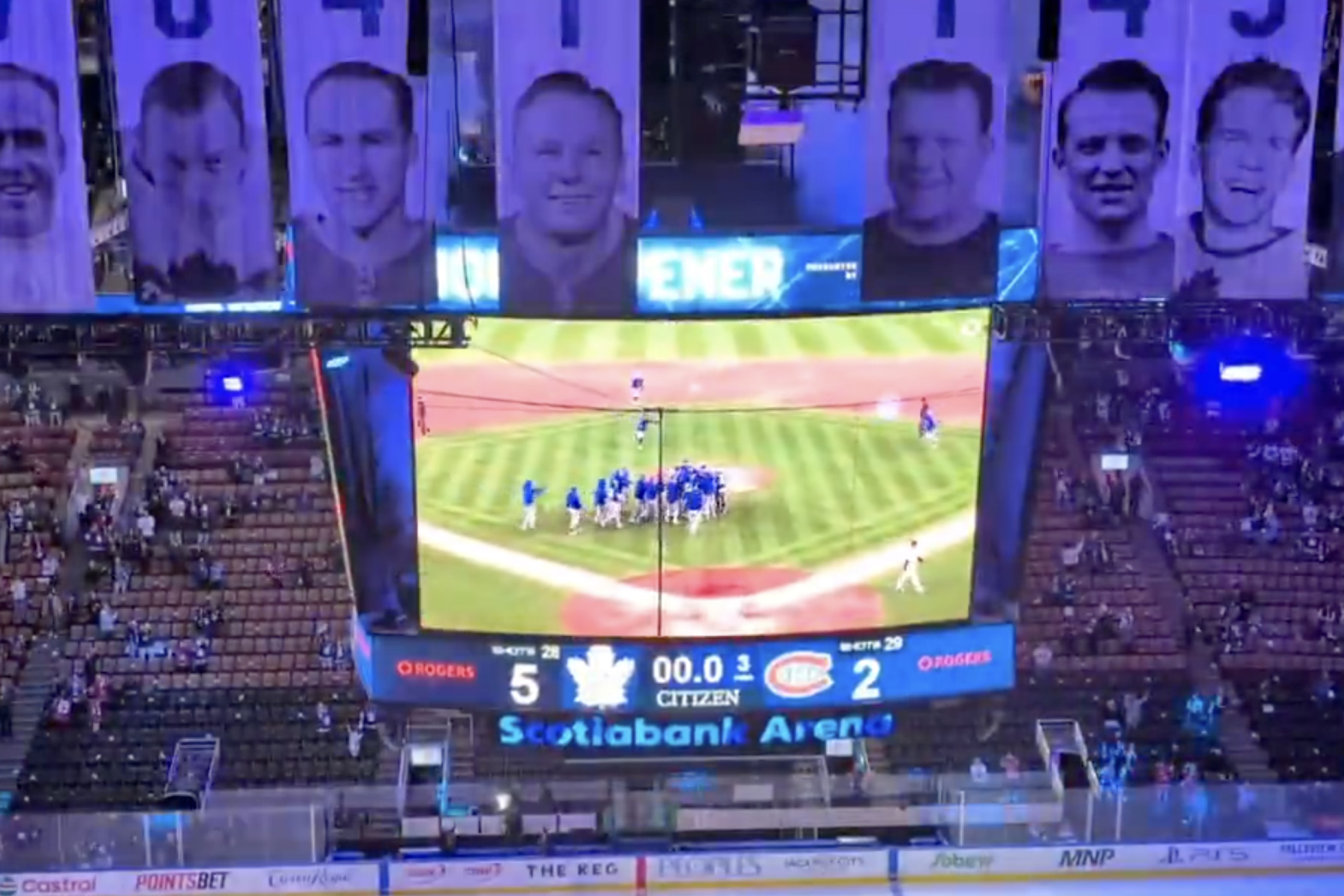 Top-4 : Les fans des Leafs célèbrent la victoire des Jays au Scotiabank Arena