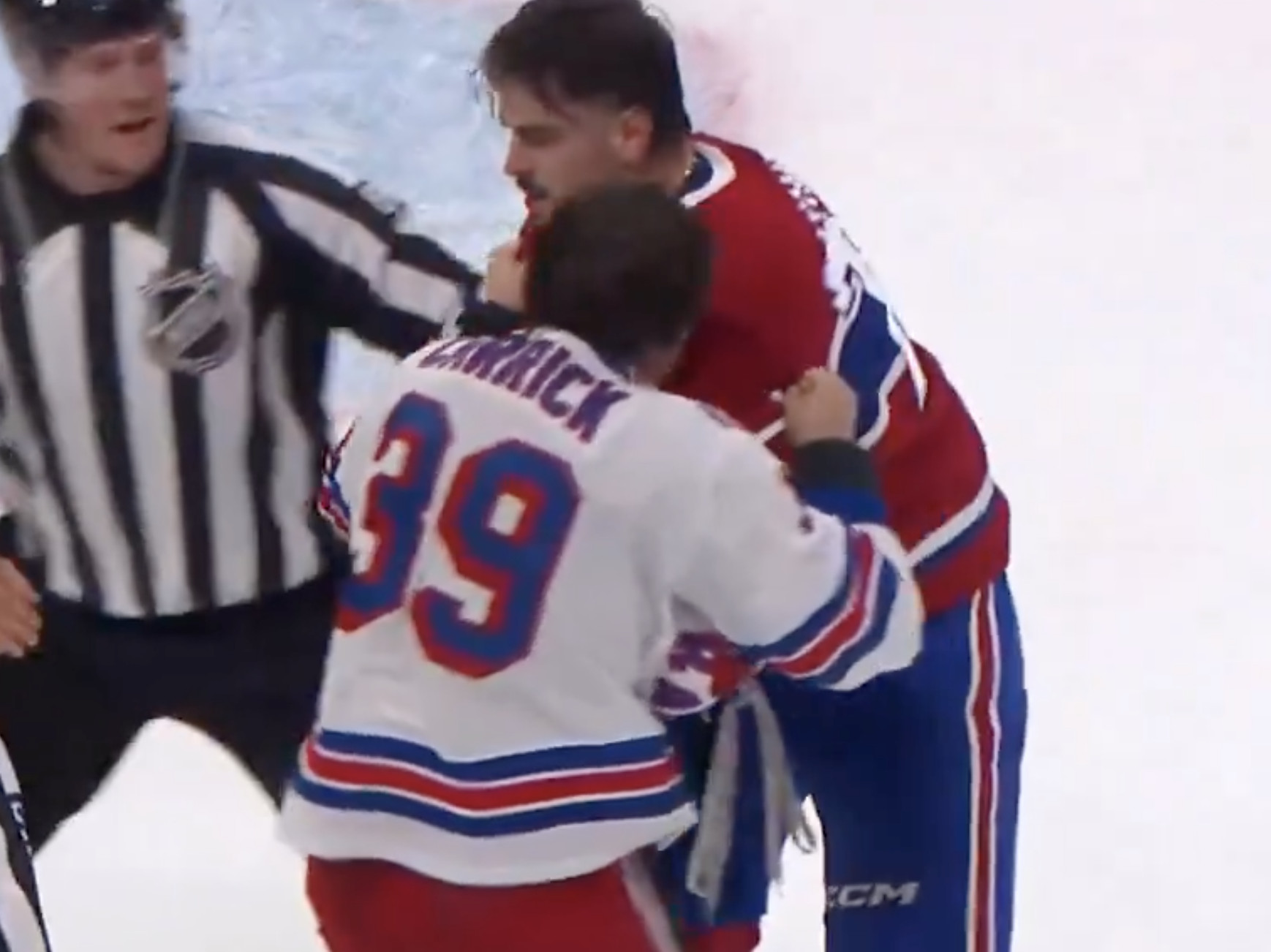 Arber Xhekaj protège Lane Hutson et jette les gants