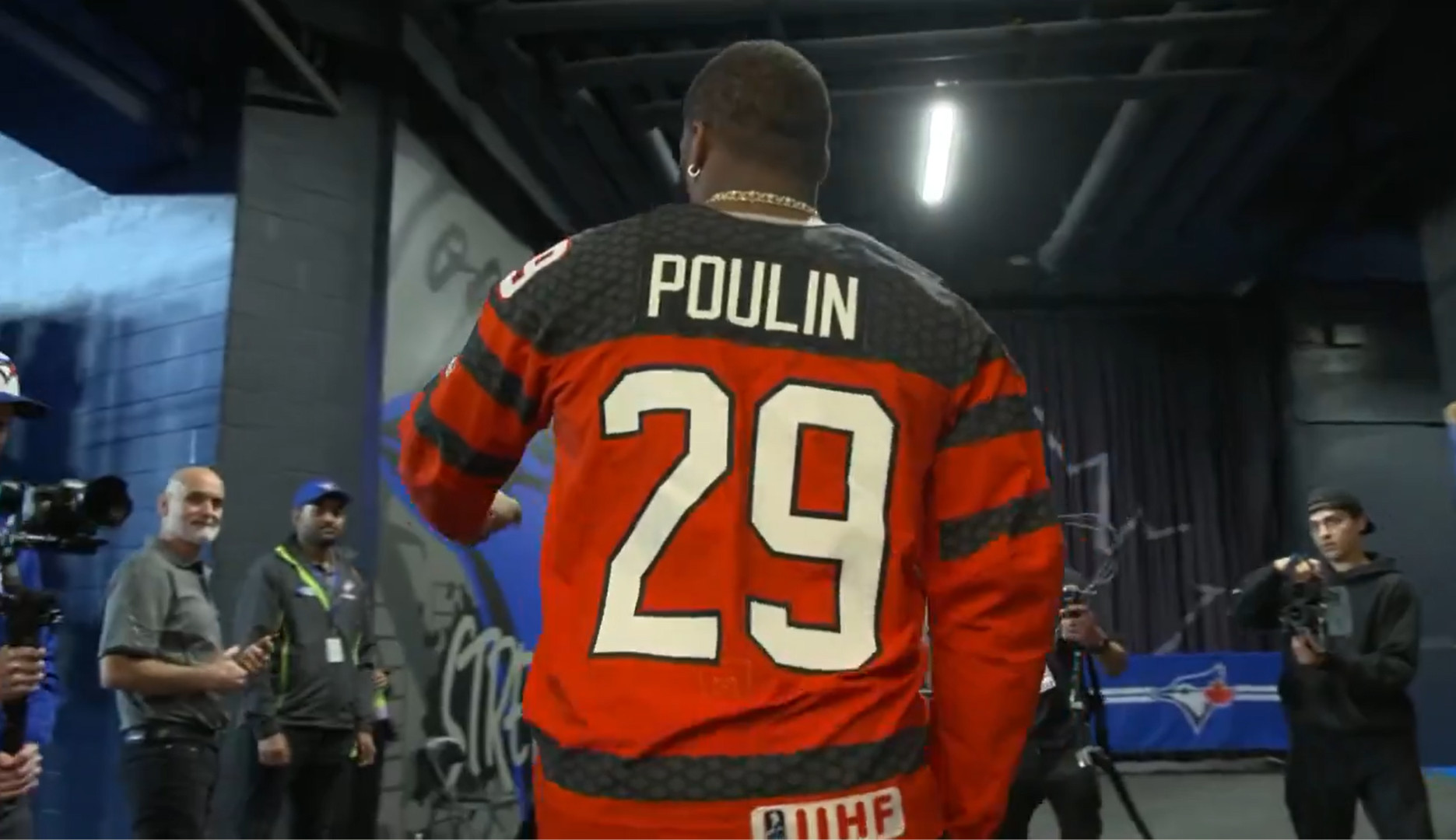 Match #7 de la Série mondiale : Vladimir Guerrero Jr. porte le chandail de Marie-Philip Poulin