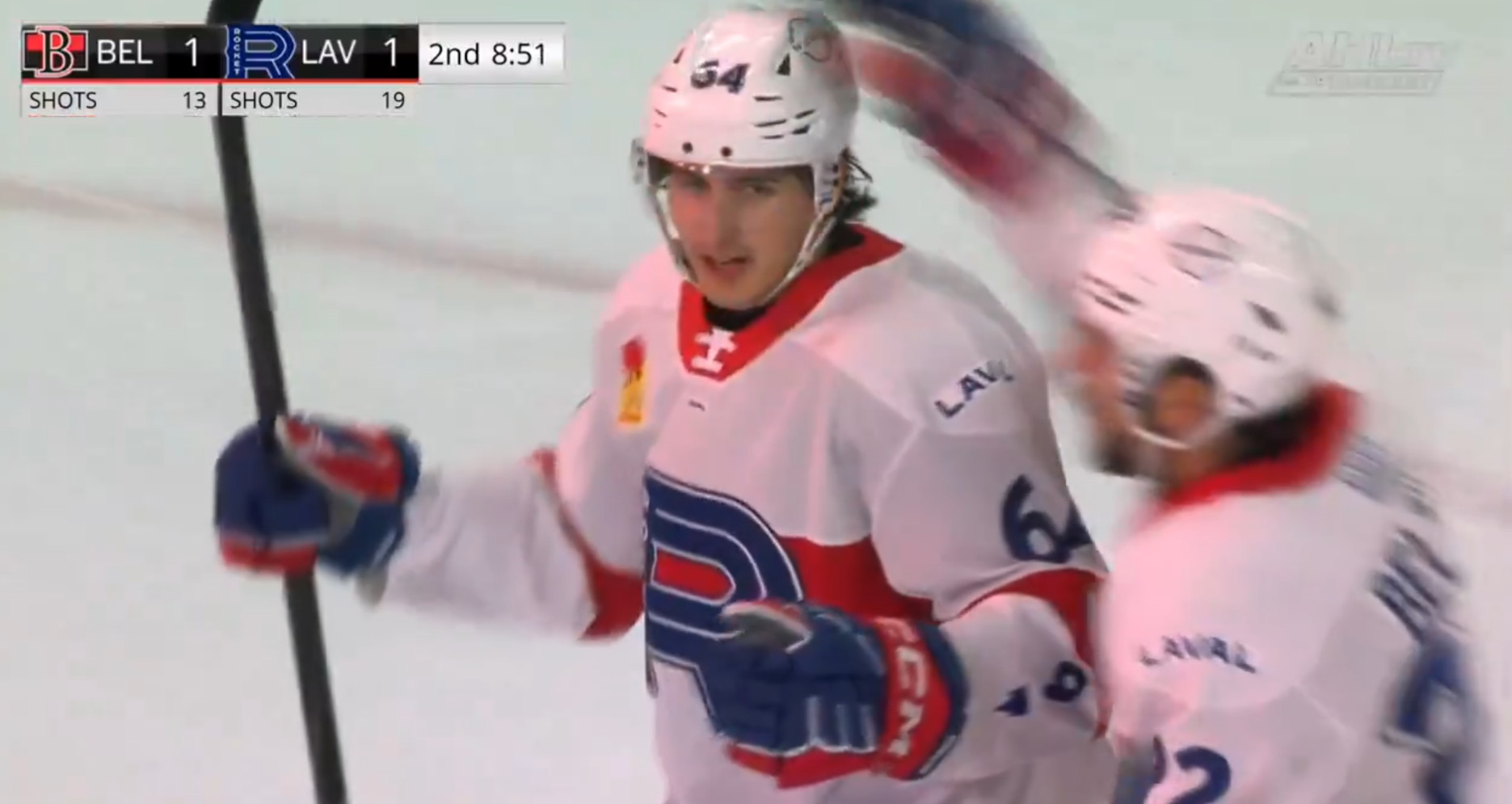 David Reinbacher marque devant plusieurs recruteurs de la LNH