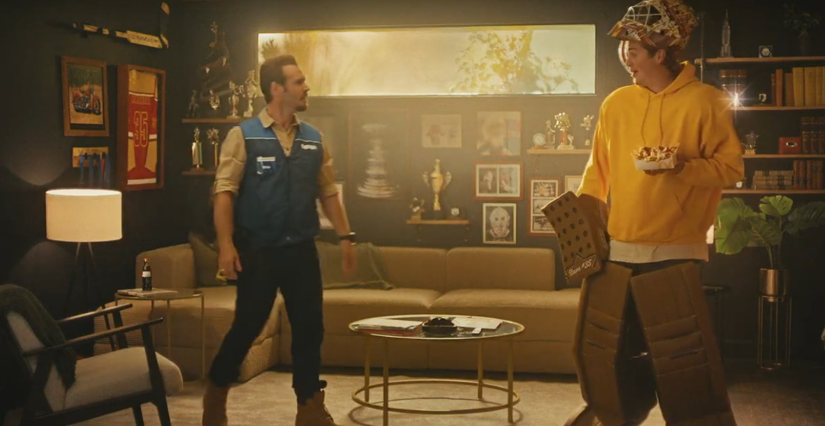 Mauvais timing : Samuel Montembeault sort sa poutine (et Mike chez Rona est aussi présent)