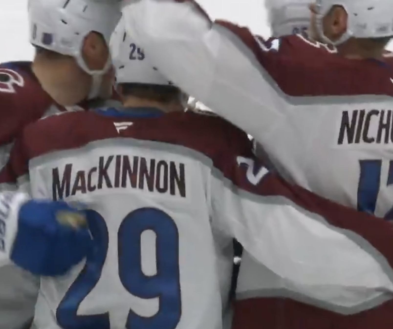 Top-5 : Match de cinq points de MacKinnon, qui reprend le premier rang des marqueurs