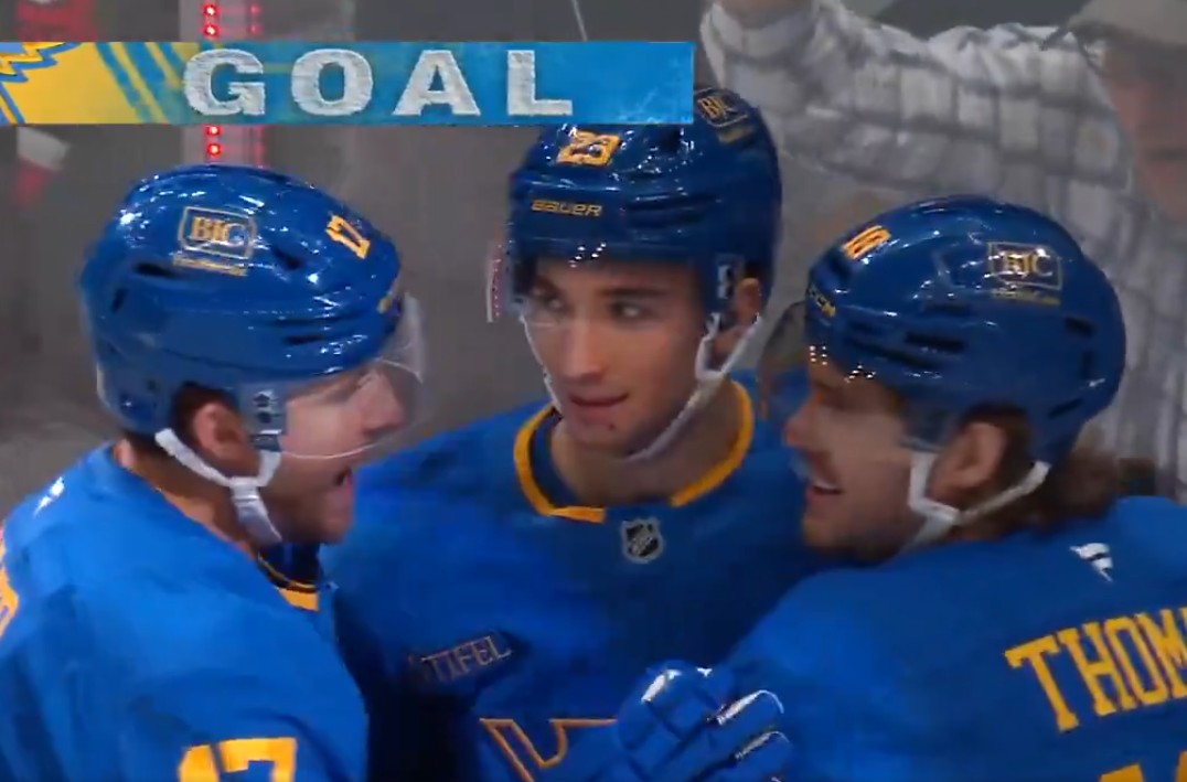 Top-3 : Logan Mailloux inscrit son premier but avec les Blues