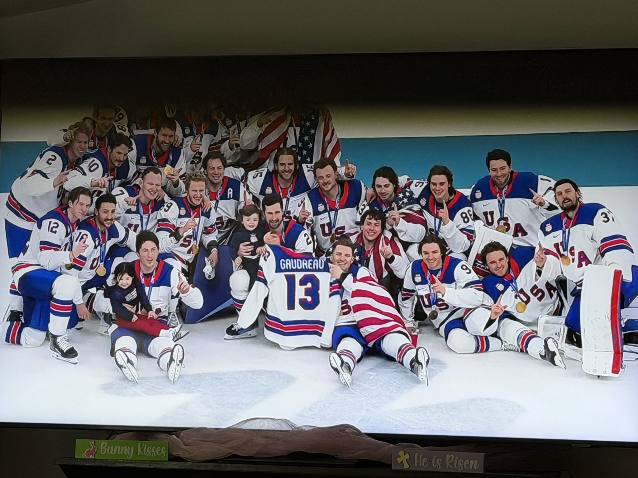 Johnny Gaudreau : ses enfants dans la photo, un chandail et des chants en son honneur