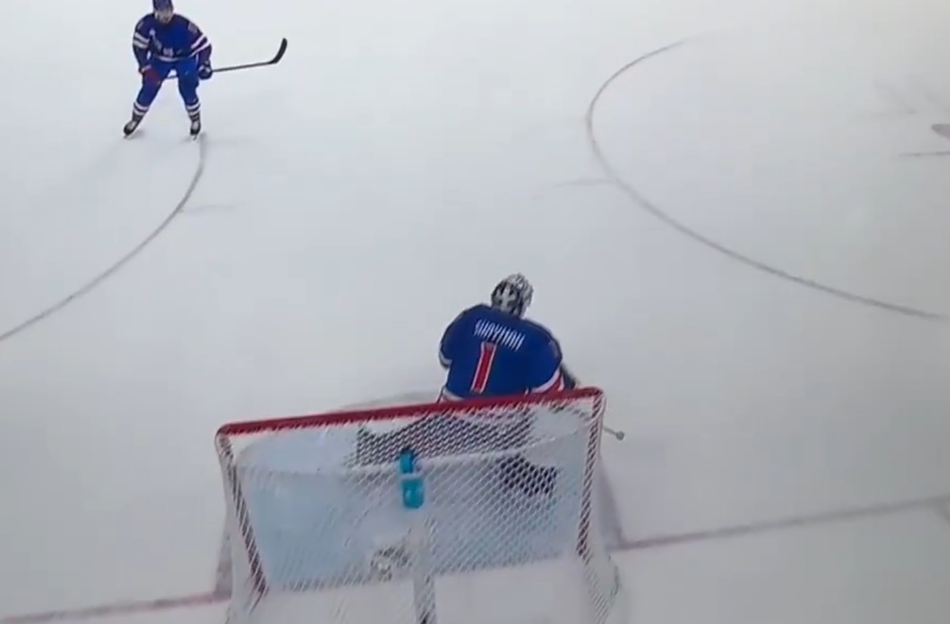 VIDÉO : Jeremy Swayman a l'air complètement fou en accordant un but aux JO