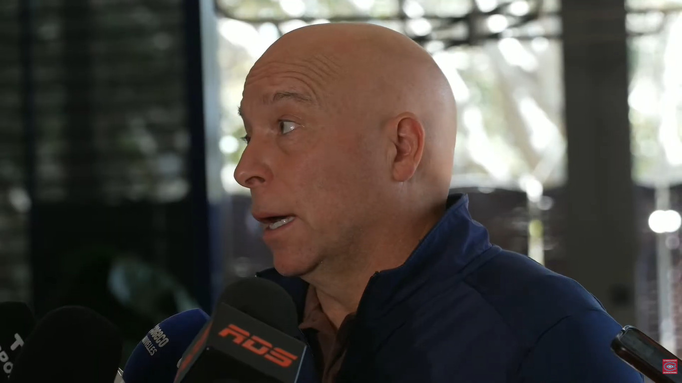 Kent Hughes refuse de justifier son énorme retard au point de presse