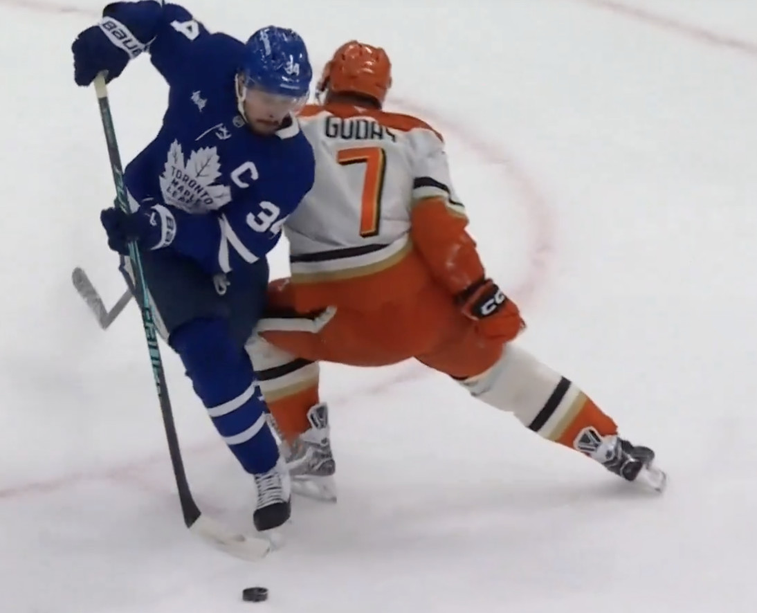 Radko Gudas suspendu cinq matchs pour son geste à l'endroit d'Auston Matthews