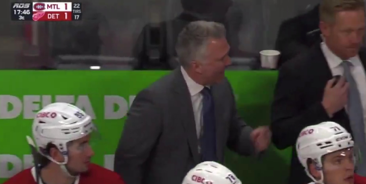 Alex Newhook engueulé et cloué au banc : ça paraît que la pression monte à Montréal