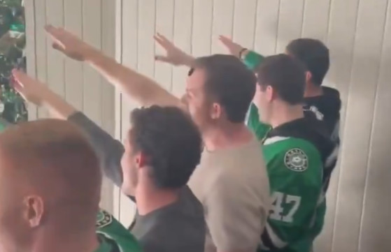 Quatre fans des Stars filmés en faisant un salut nazi