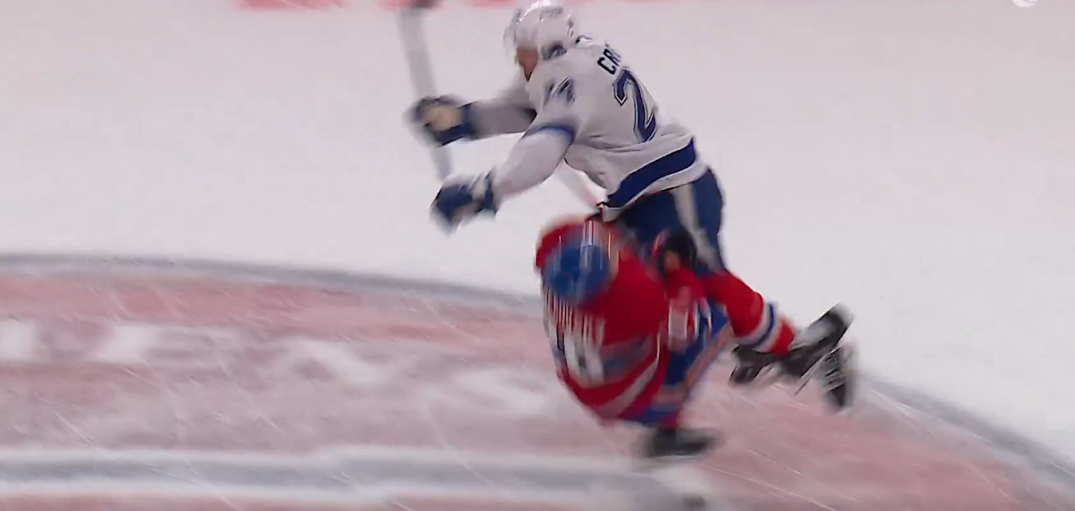 Juraj Slafkovsky retraite au vestiaire suite à une percutante mise en échec