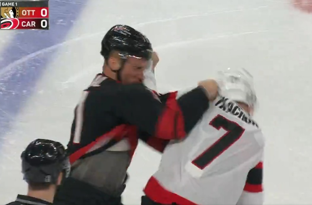 Séries en bref : Brady Tkachuk renversé et les Sénateurs blanchis