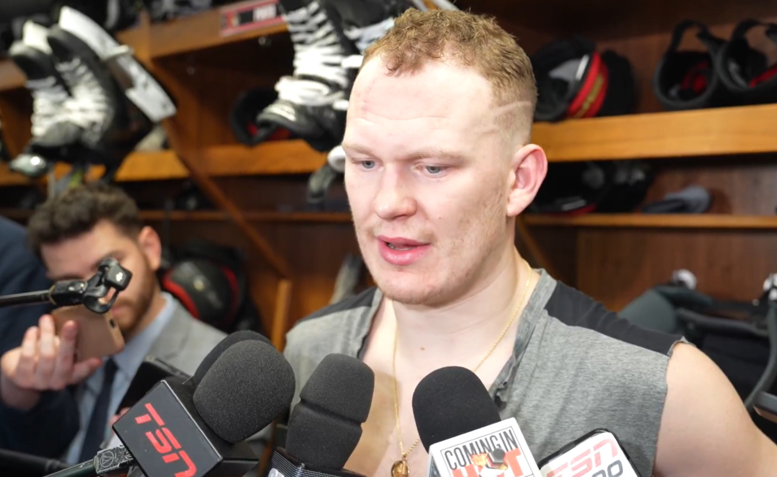 Balado controversé : Brady Tkachuk défend son père