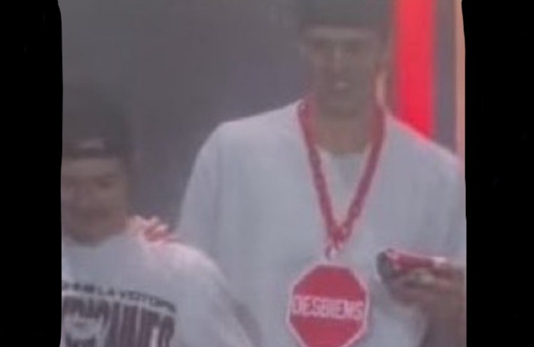 Jakub Dobes et son signe Desbiens