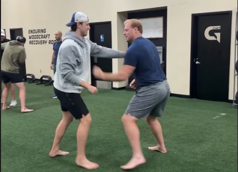 Jakub Dobes pratique ses combats avec un joueur de la NFL