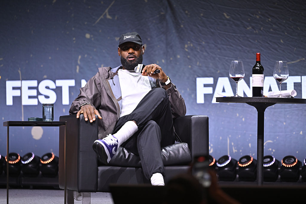 LeBron James a quasiment le même salaire que Kirby Dach