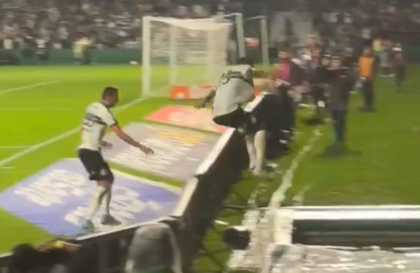 Un joueur de soccer tombe dans un trou béant en célébrant son but