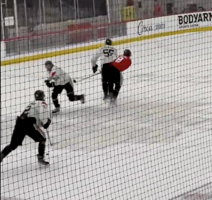 VIDÉO : Artyom Levshunov démolit un coéquipier à l'entraînement